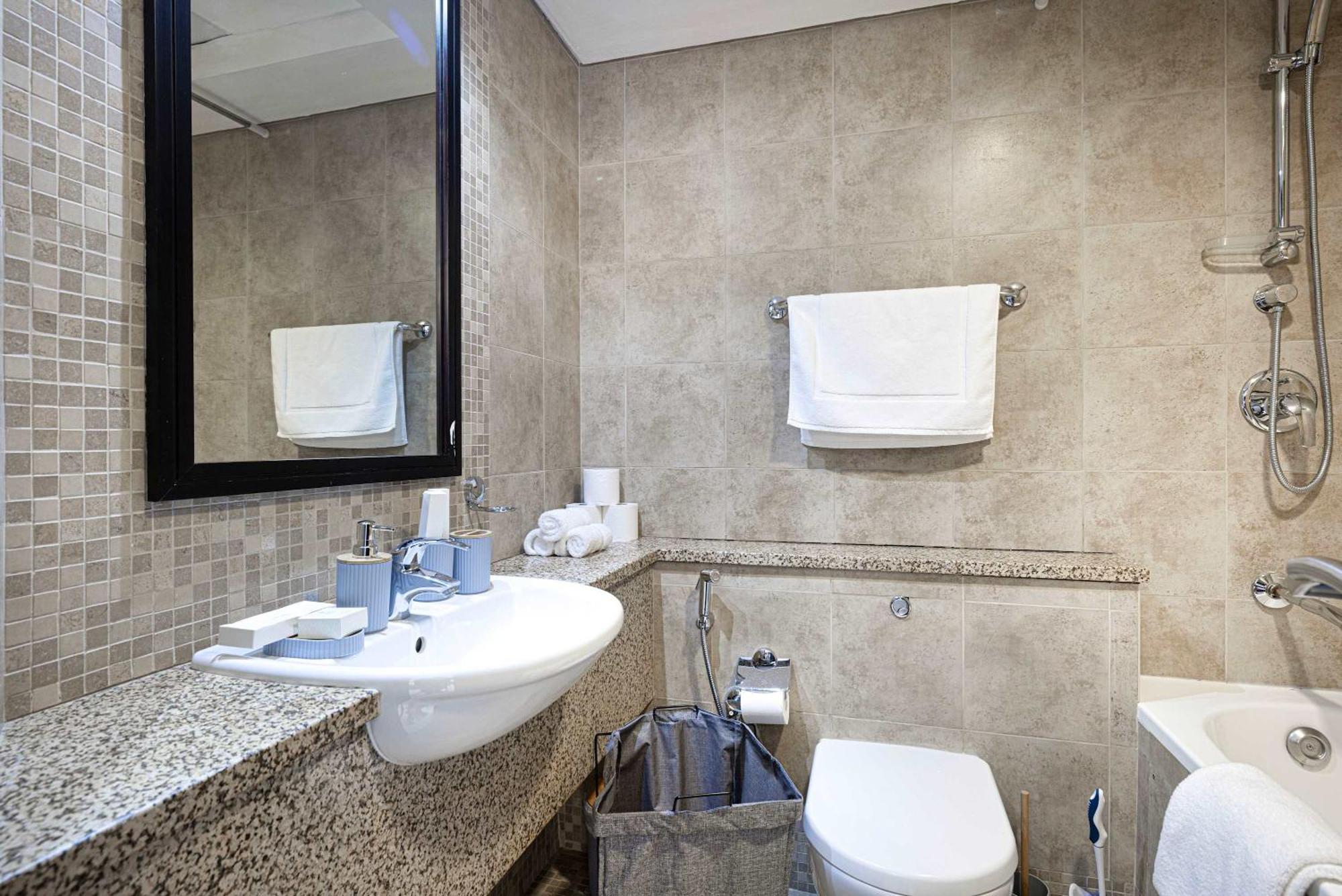 King Bed & Modern Comfort In Difc Downtown Apartment *